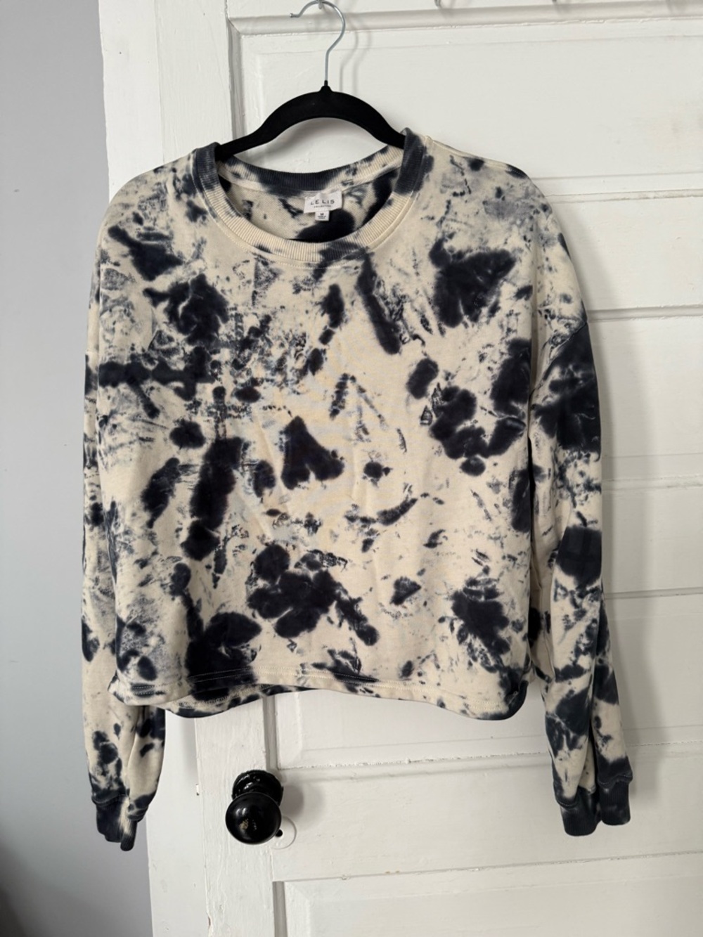 Le Lis Tie-Dye Cropped Long Sleeve Sweatshirt - Black & Cream